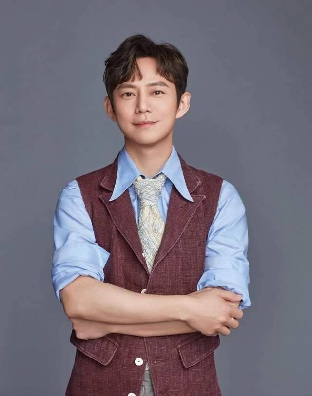 抽烟,以及陈奕迅的演唱会等等诸多舆论事件都被他斥责过,而今天的何炅