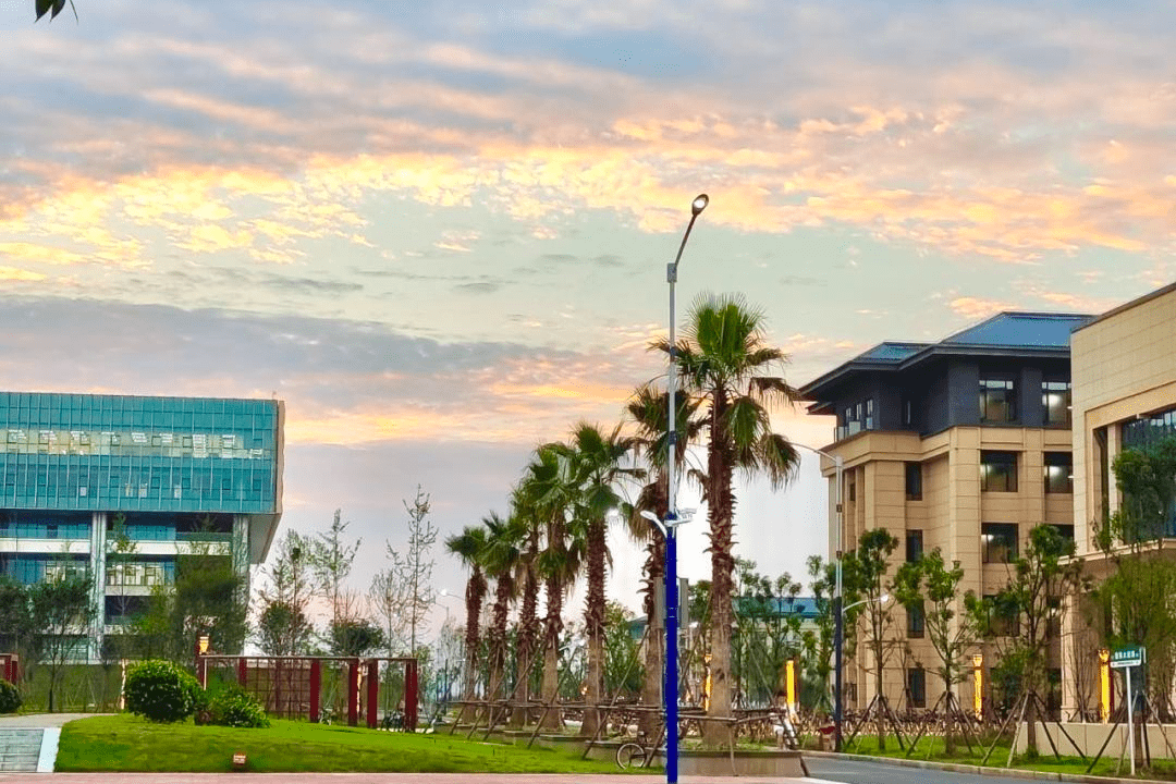 "你要写江理,就不能只写江理,要写____"_part_青春_传承