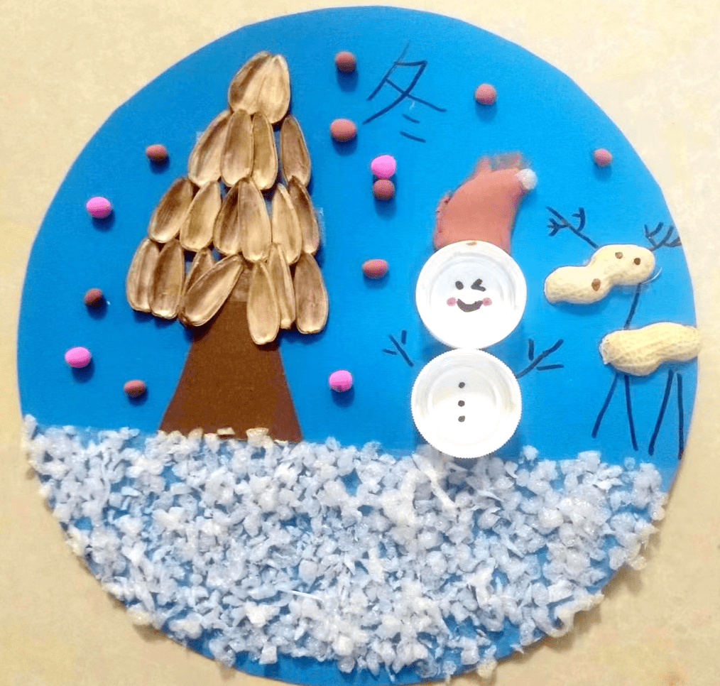 四年级道德与法治教师组织了以"变废为宝"为主题的手工制作活动