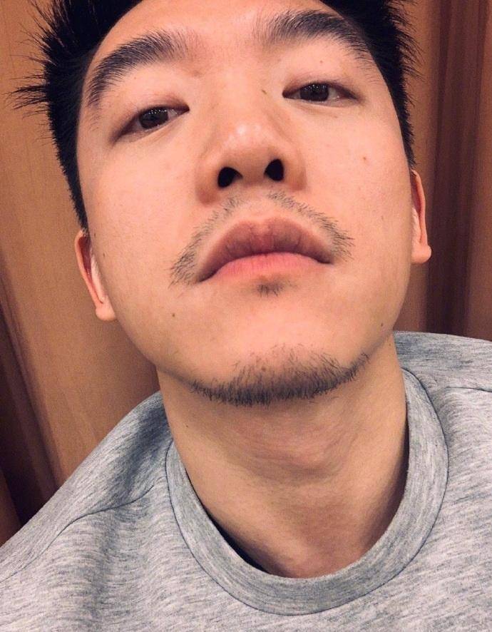 论男明星的迷之角度,这谁能hold住,郑恺这就是任性自拍,各种迷之角度