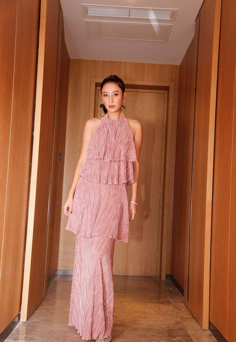 娱乐圈也有不拜金的,女汉子郑希怡下嫁化妆师七年,她后悔了吗?