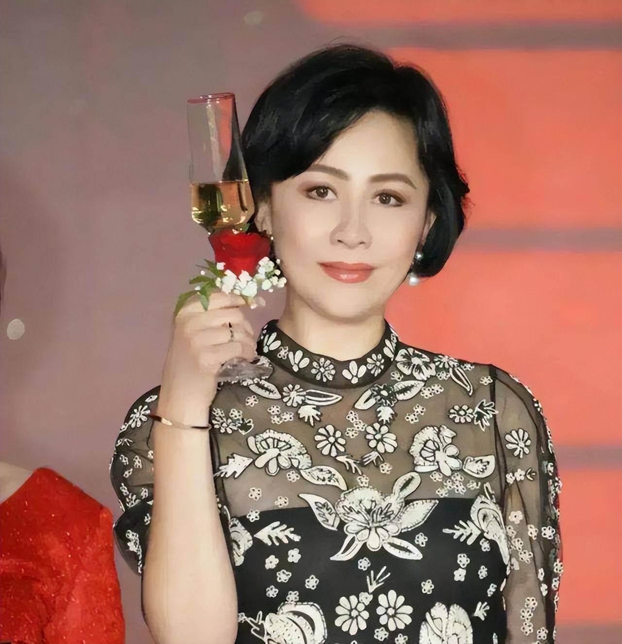 刘嘉玲:当年深陷裸照风波,震惊整个演艺圈,43岁终嫁梁朝伟_女性_周刊