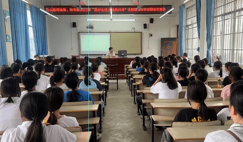 周鹿镇周鹿街商户家中开展普法教育活动马山县在每年在县"两会"结束后