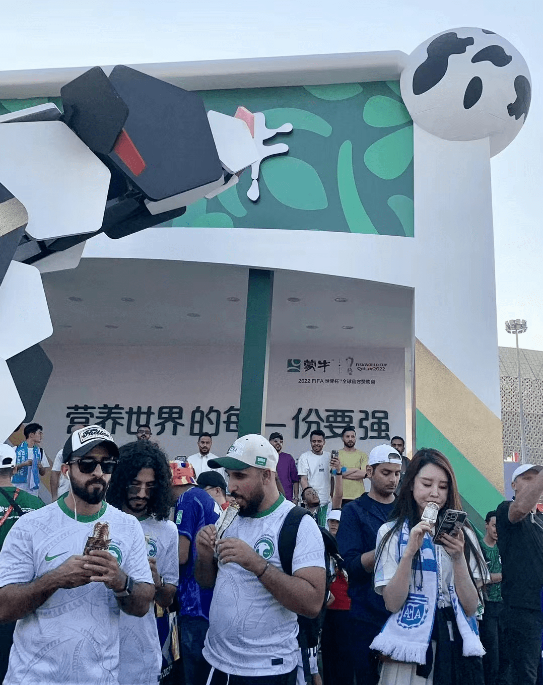 蒙牛随变冰淇淋实力开启"要强之旅" 奏响世界杯"冰与火之歌"_球迷