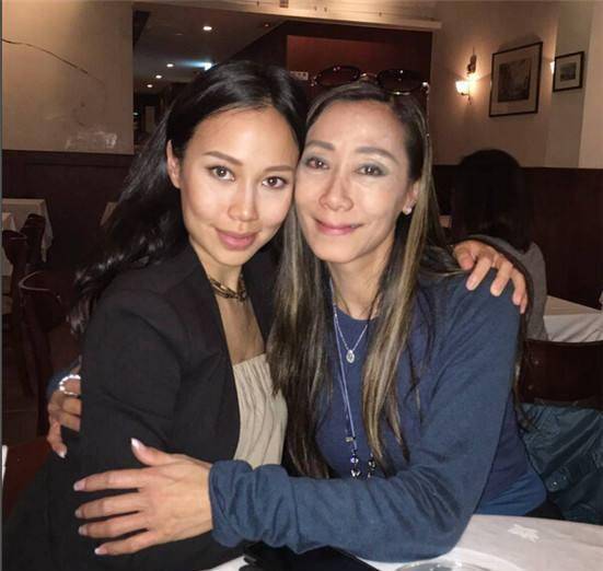 邢嘉倩是邢李源与前妻张天爱的女儿