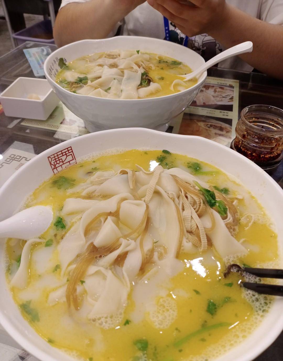 羊肉湯,肉夾饃,羊肉燴麵,酥餅,麻醬麵筋,鄭州燴麵好