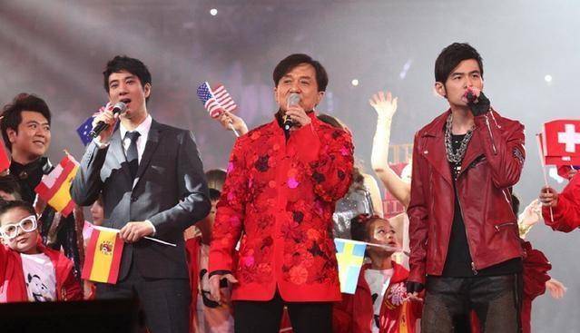 成龙60大寿的时候邀请了200多位明星,港台大牌艺人几乎都来了,就连