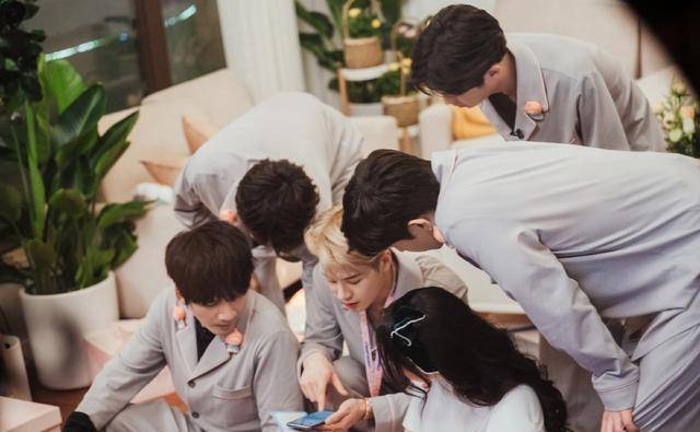 密逃3第一期即高能,王嘉尔"壁咚"黄明昊,杨幂"学舌"邓伦_密码_黑暗