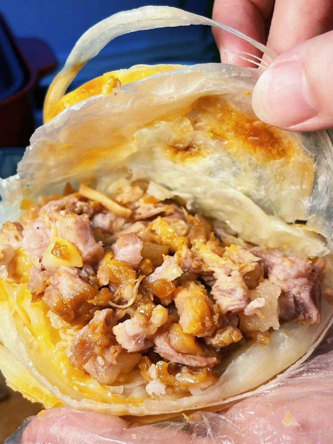 烧饼里边是一层一层的最具特色的在于它的饼老潼关肉夹馍与其它肉夹馍
