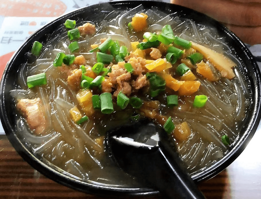 清晨从一碗豆面碎开始暖胃又暖心一个个豆腐圆子金黄诱人,表皮焦苏