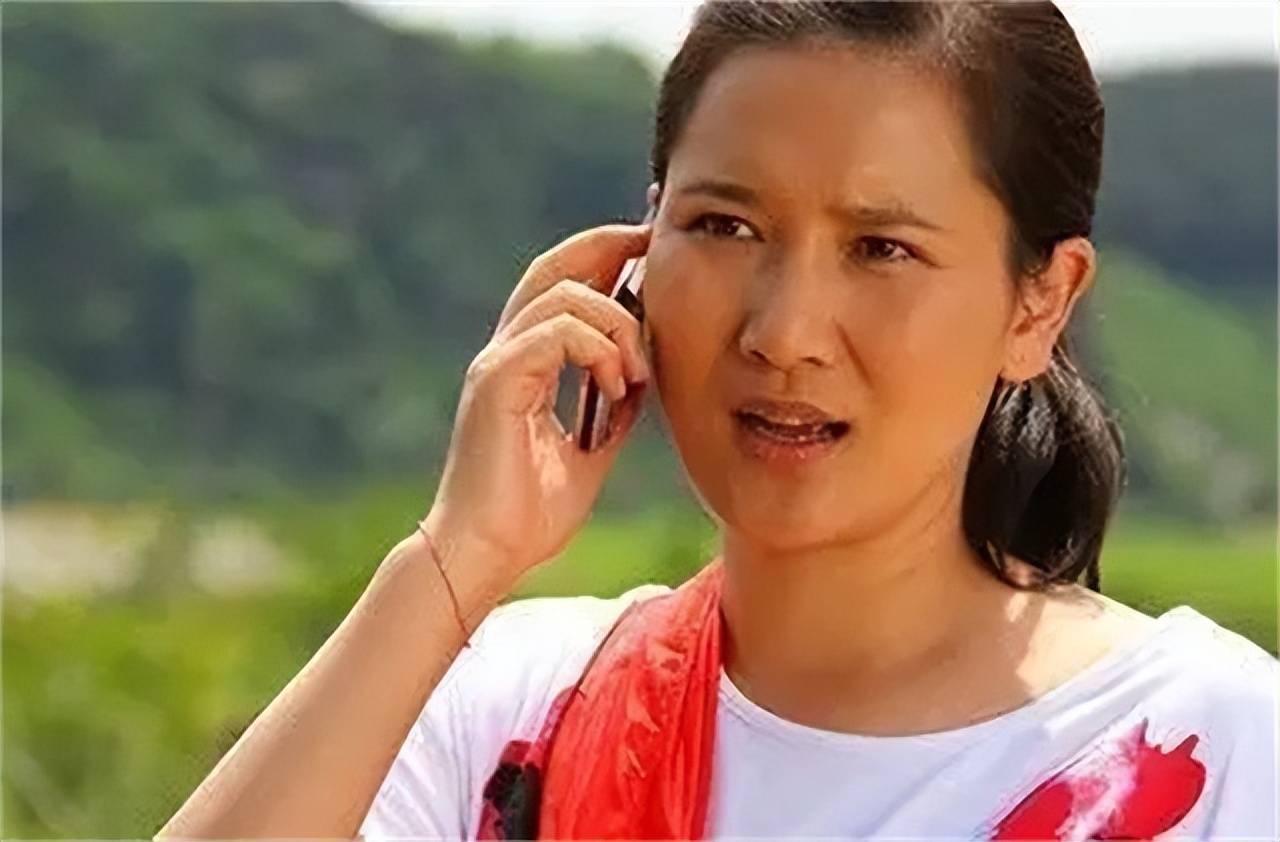 潘雨辰近况:嫁大11岁侯勇,离婚当天抱着女儿大哭,今44岁仍单身_父母