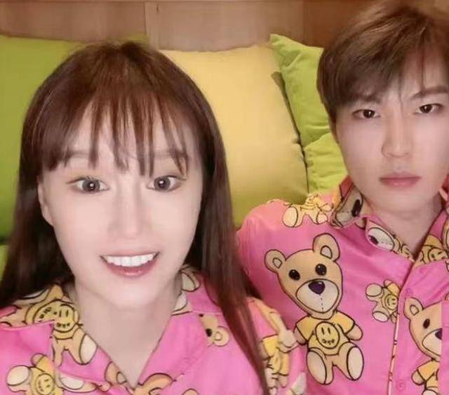 赵一涵的新男友比她大七岁,两个人刚认识三个月就订婚了,而且她还炫耀