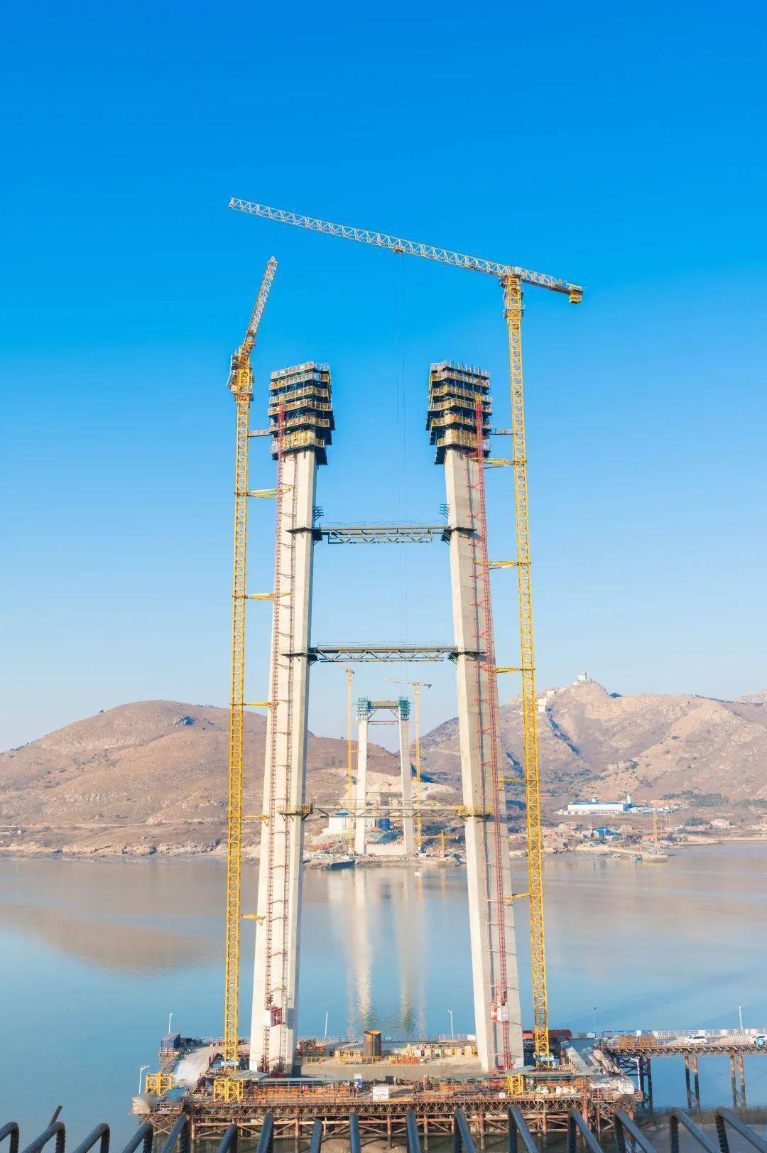 山东省最大跨径跨海悬索桥——乳山口大桥威海侧索塔封顶_施工_项目