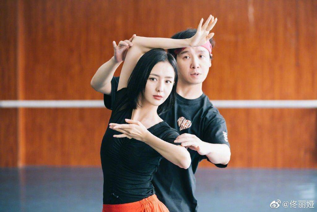 佟丽娅晒健身照,边做运动边看视频,网友:这平板支撑太标准了吧_动作