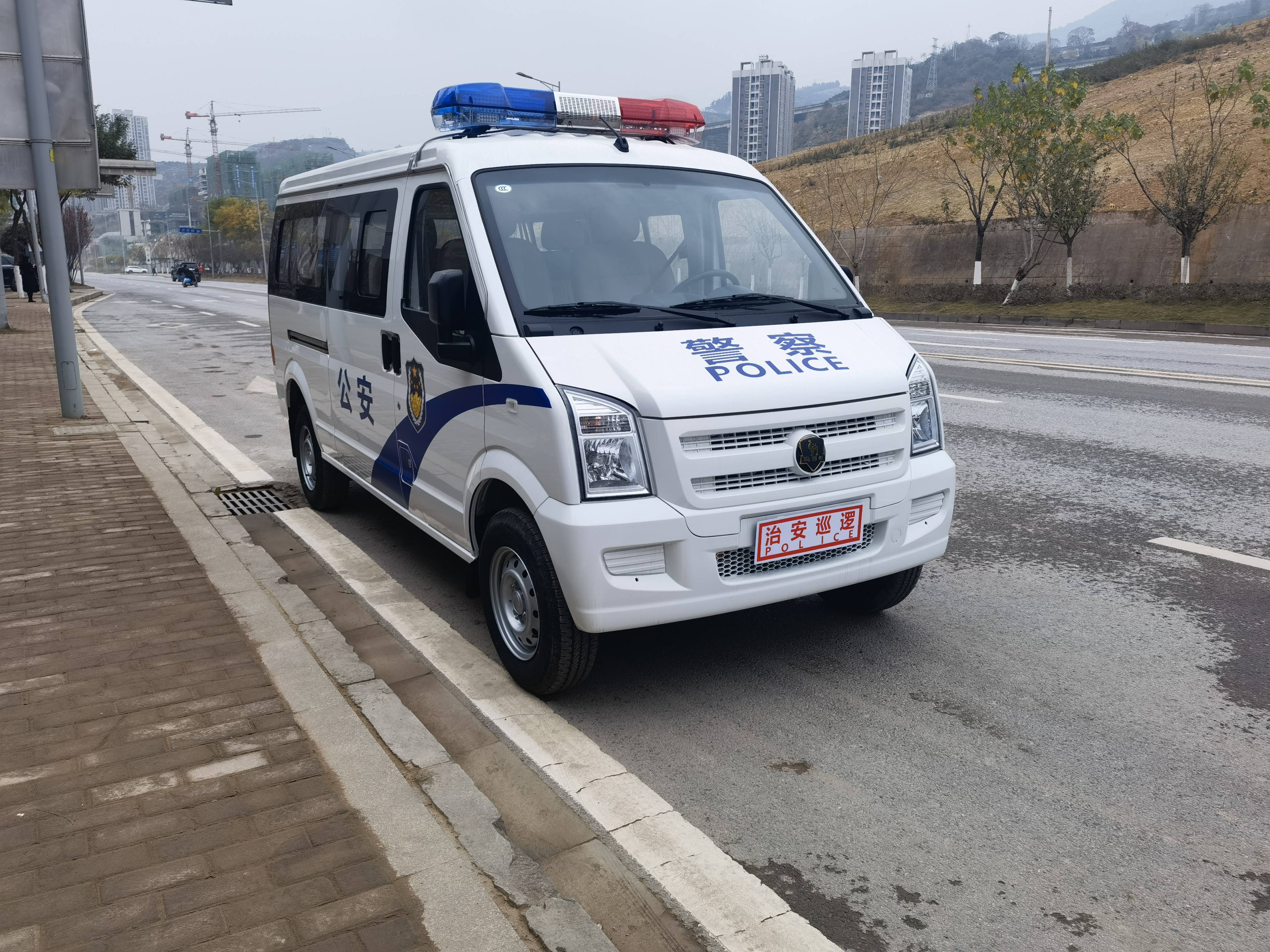 为什么警察巡逻要用警车?