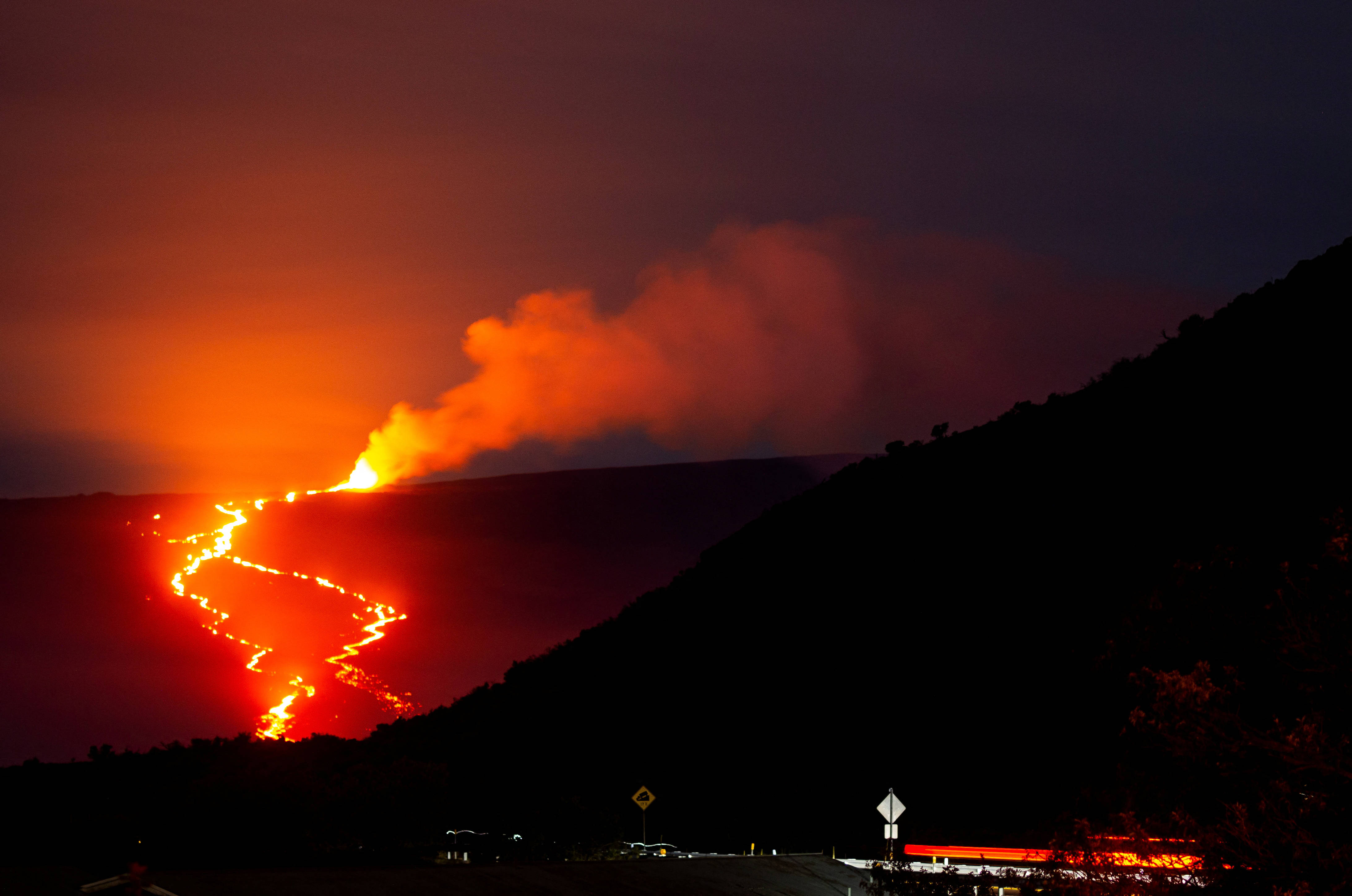 喷发中的冒纳罗亚火山_美国_韦依_来源