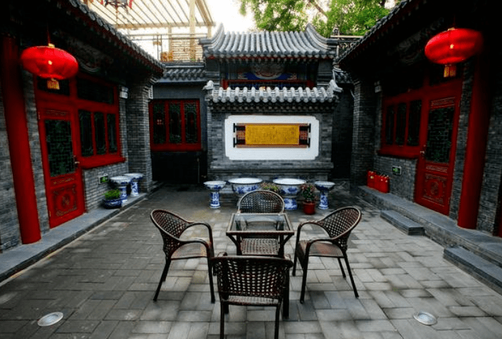 李成儒二环四合院内景曝光,老旧木门显寒酸,网友:就这也值这些?