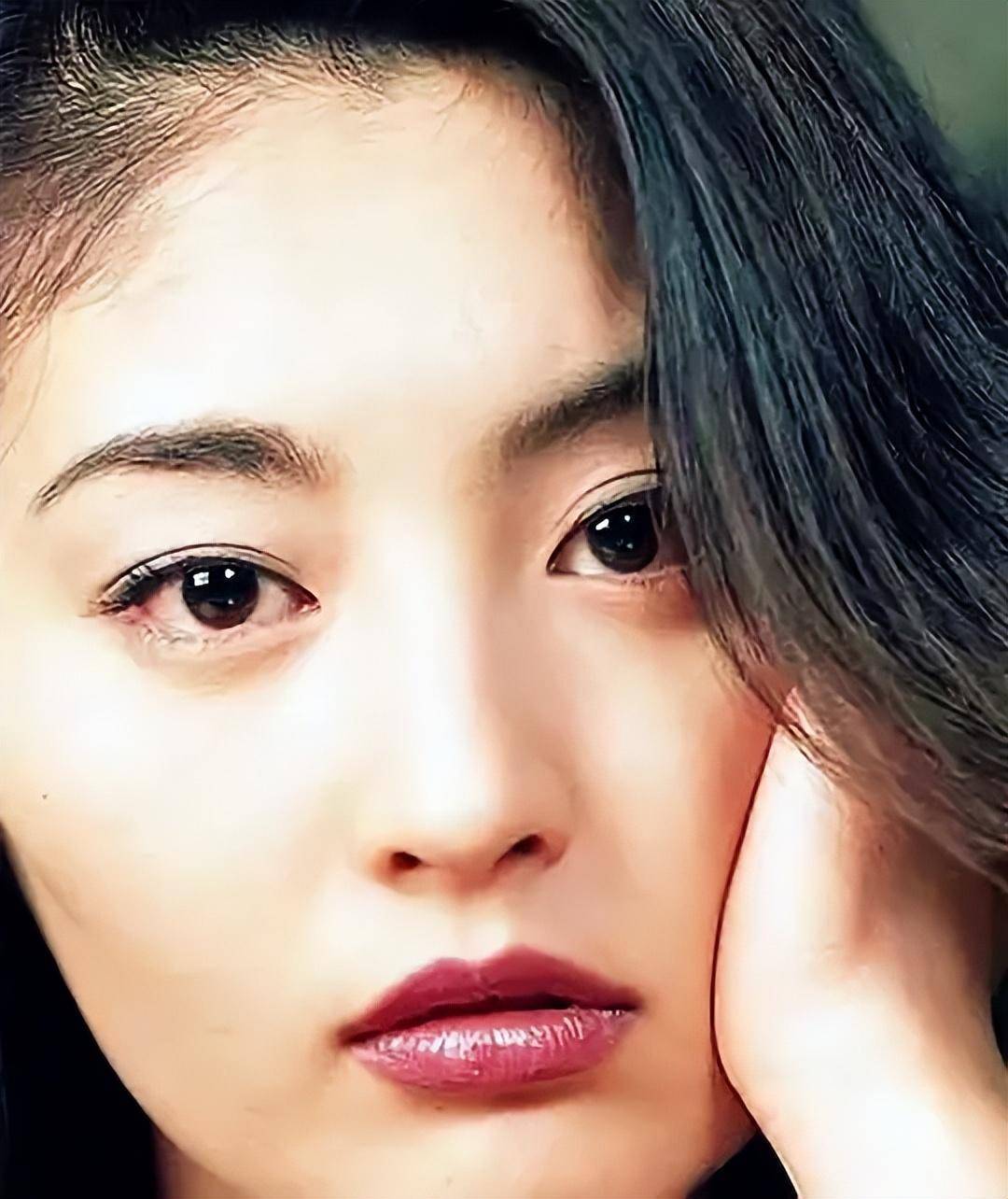 眼睛挺大还是双眼皮的感觉很妩媚她的脸型比较宽符合熟女气质有