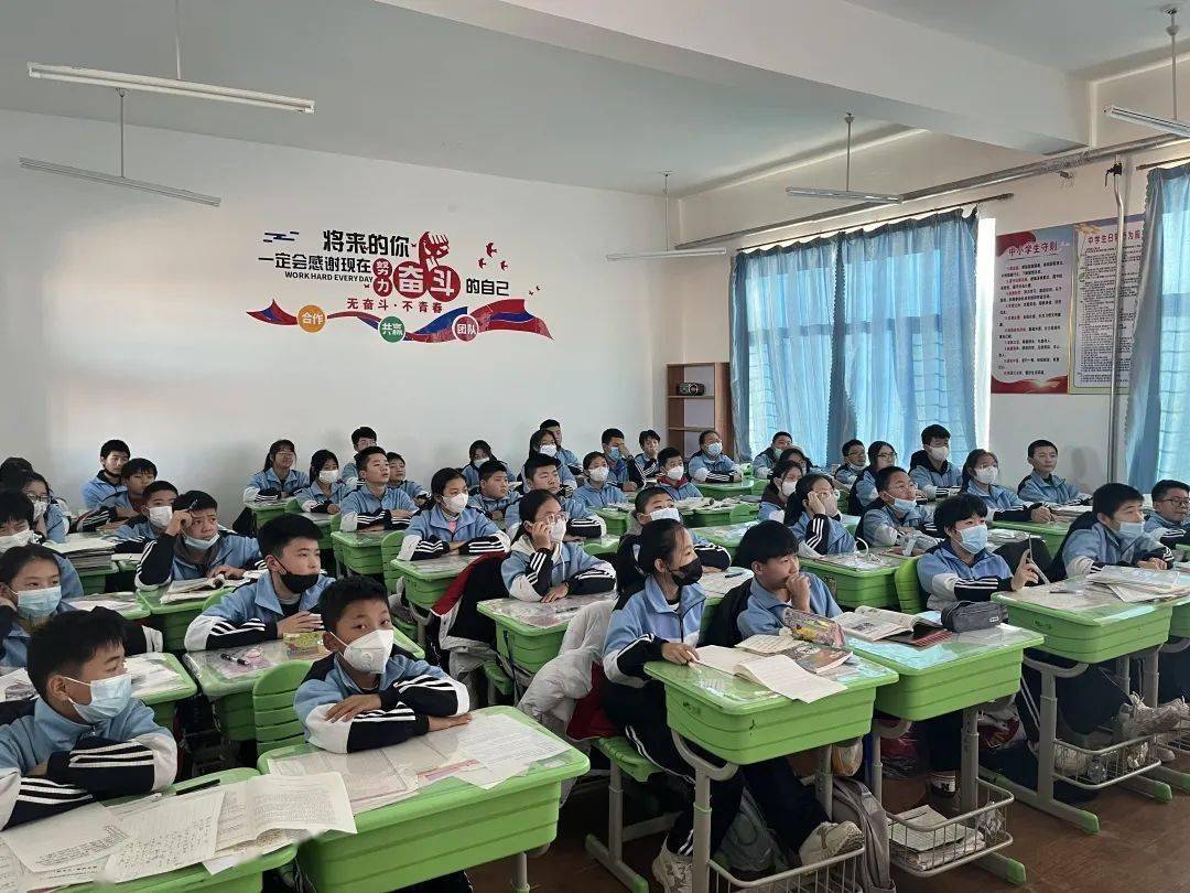 2022年阳光冰雪大课堂开课啦!走进亚布力镇中学