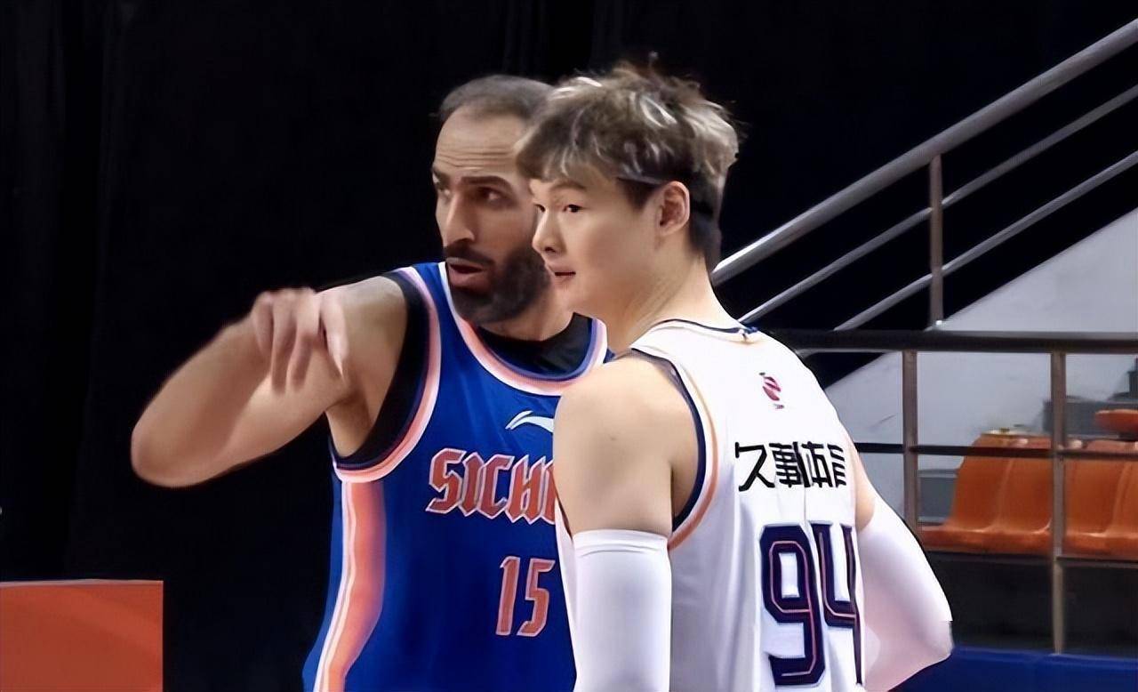 布莱德索首秀就大杀四方,李春江有了左膀右臂,上海男篮要高飞_奥