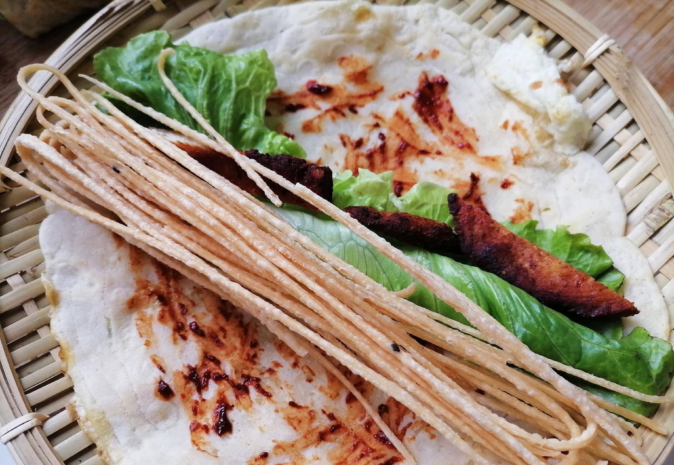 巧用馓子做煎饼果子,酥脆美味,孩子超爱吃,营养美味的快手早餐_面糊