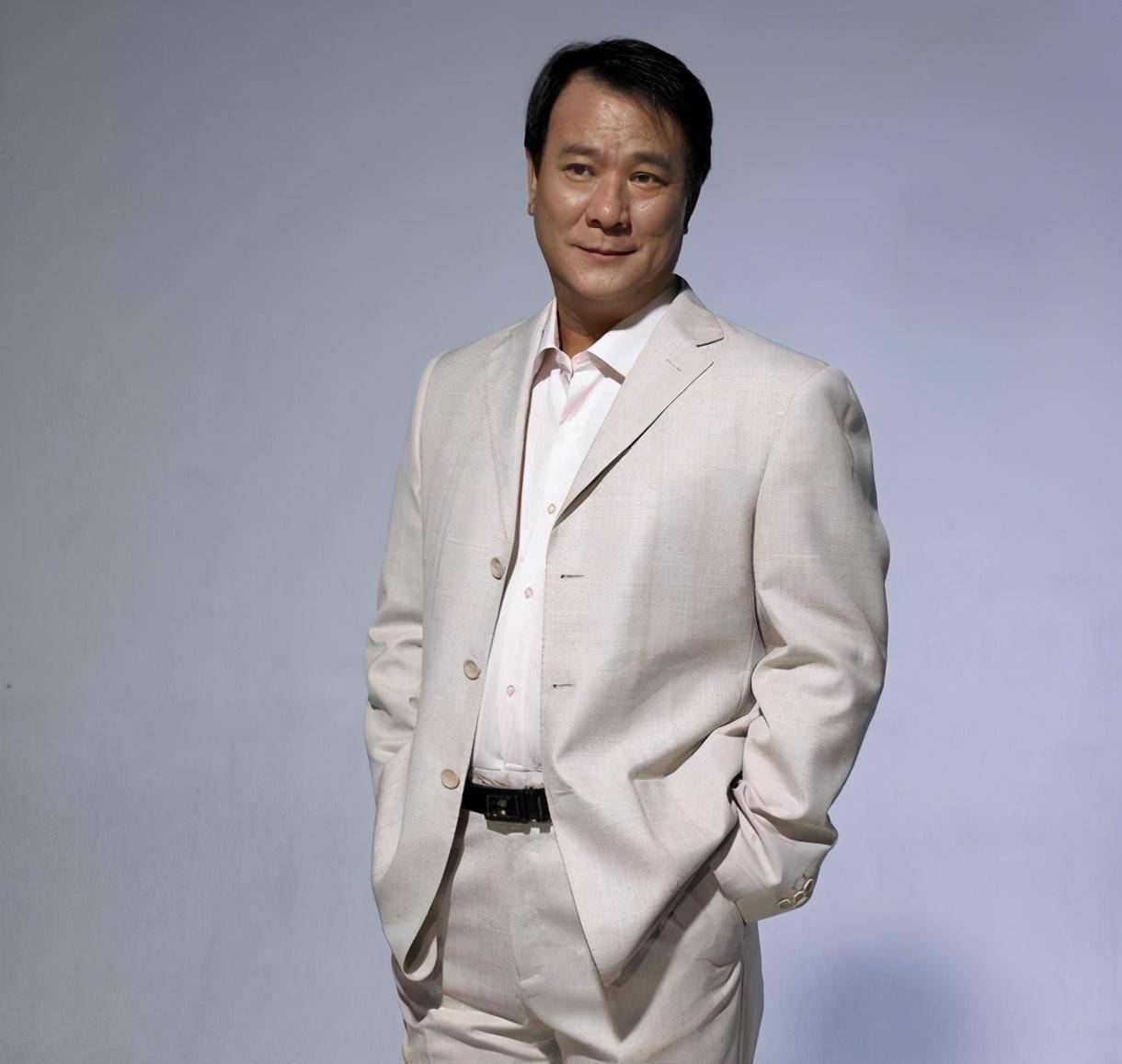 68岁李修贤:曾与周润发齐名,年老落魄街头抽闷烟_周星驰_香港_角色