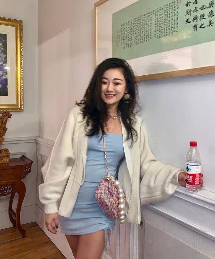 华为小公主的名媛闺蜜袁九儿,穿衣朴素坐地铁,买低价泳衣秀身材_安娜