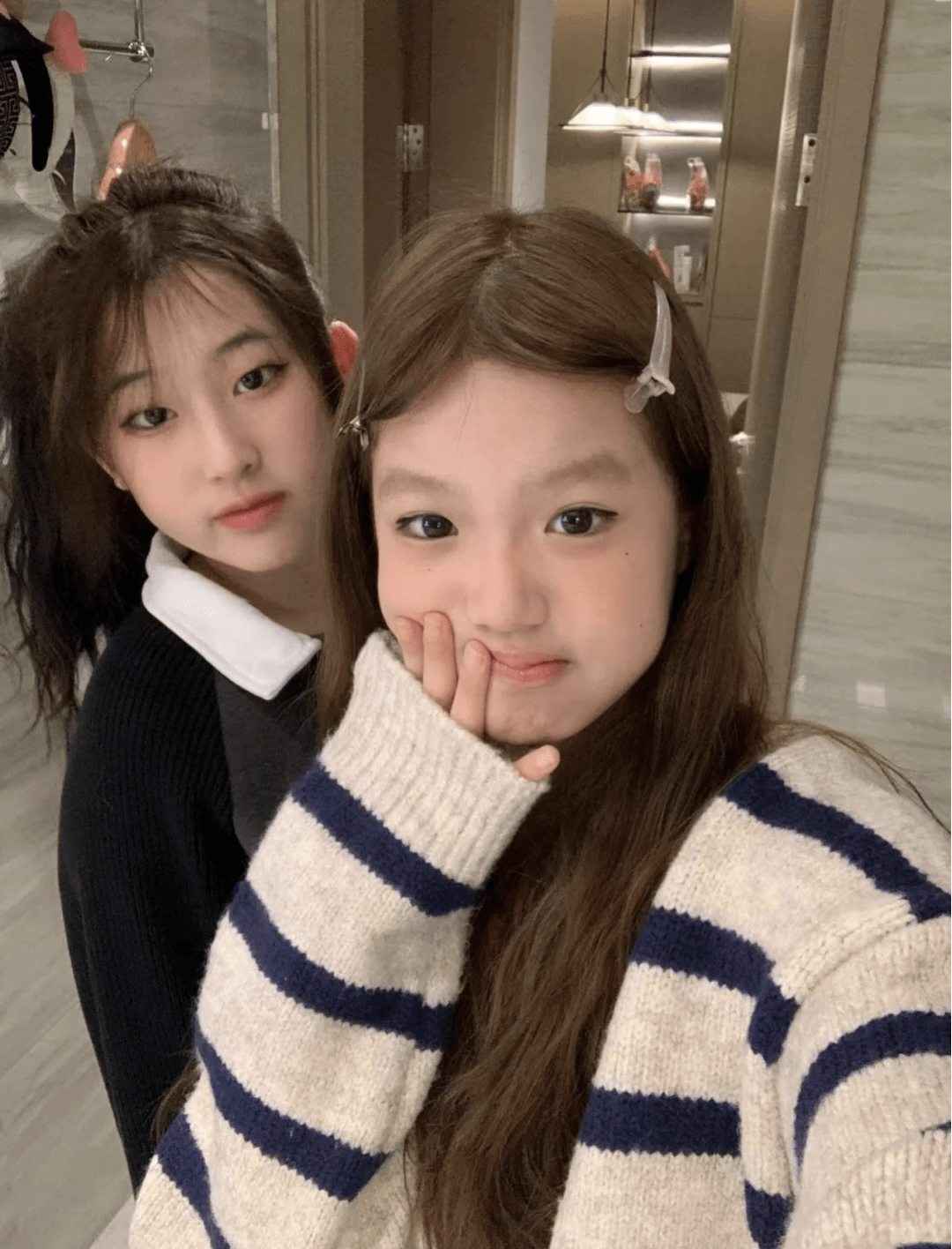 这个年纪也正是最爱美的年纪,所以jaden开始学会打扮自己,染了棕色的