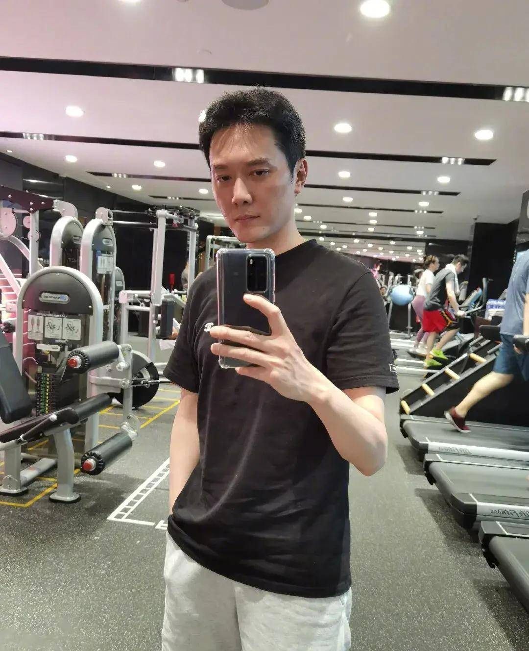 冯绍峰身材走样无人认出,形象显老,难道是中年发福吗?