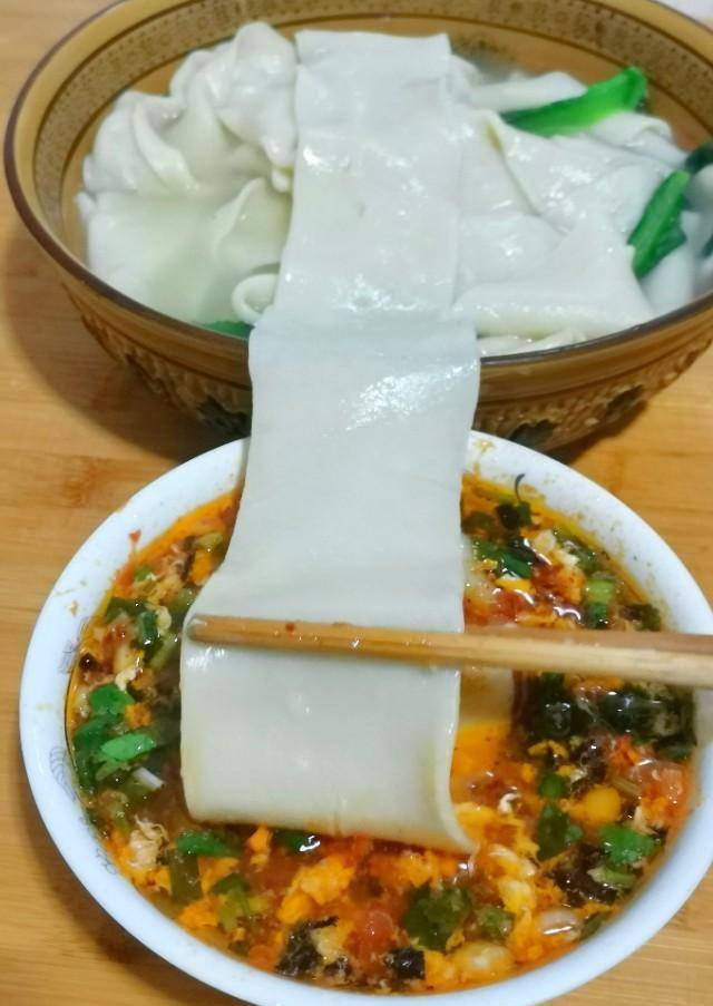 做杨凌蘸水面,掌握好这两个技巧,面条筋道爽滑,好吃的停不下来_陕西