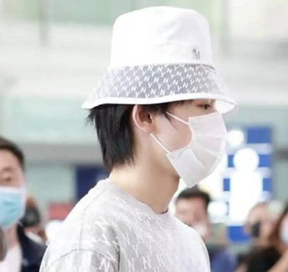 宋亚轩新路透:"悬浮"渔夫帽暴露头围,助理一个动作防止尴尬_网友_帽子