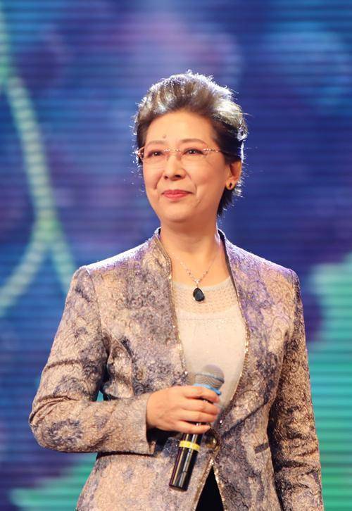 67岁关牧村仪态佳,面色红润通透美似少女,被高官老公宠23年