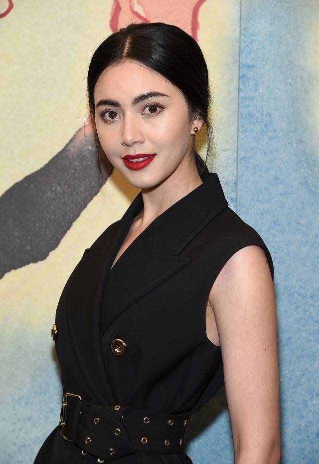 近日,黛薇卡·霍内和男朋友terchantavit在情人节期间拍摄的一组街拍