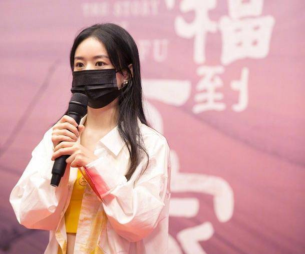 但在现场,已经有很多人都开始不戴口罩了,但赵丽颖不同,在台上发言的