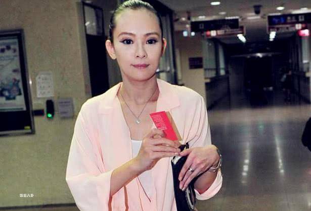台湾女星遭亲弟弟暴打愤怒报警,却反被指爱啃老常偷家里人钱_丁小芹