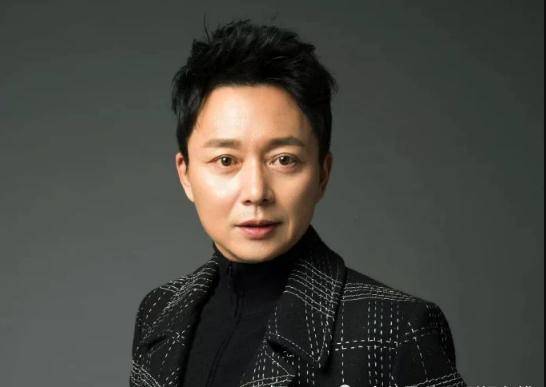 他是"反派专业户",更是《伪装者》的王天风,如今凭借背影走红!