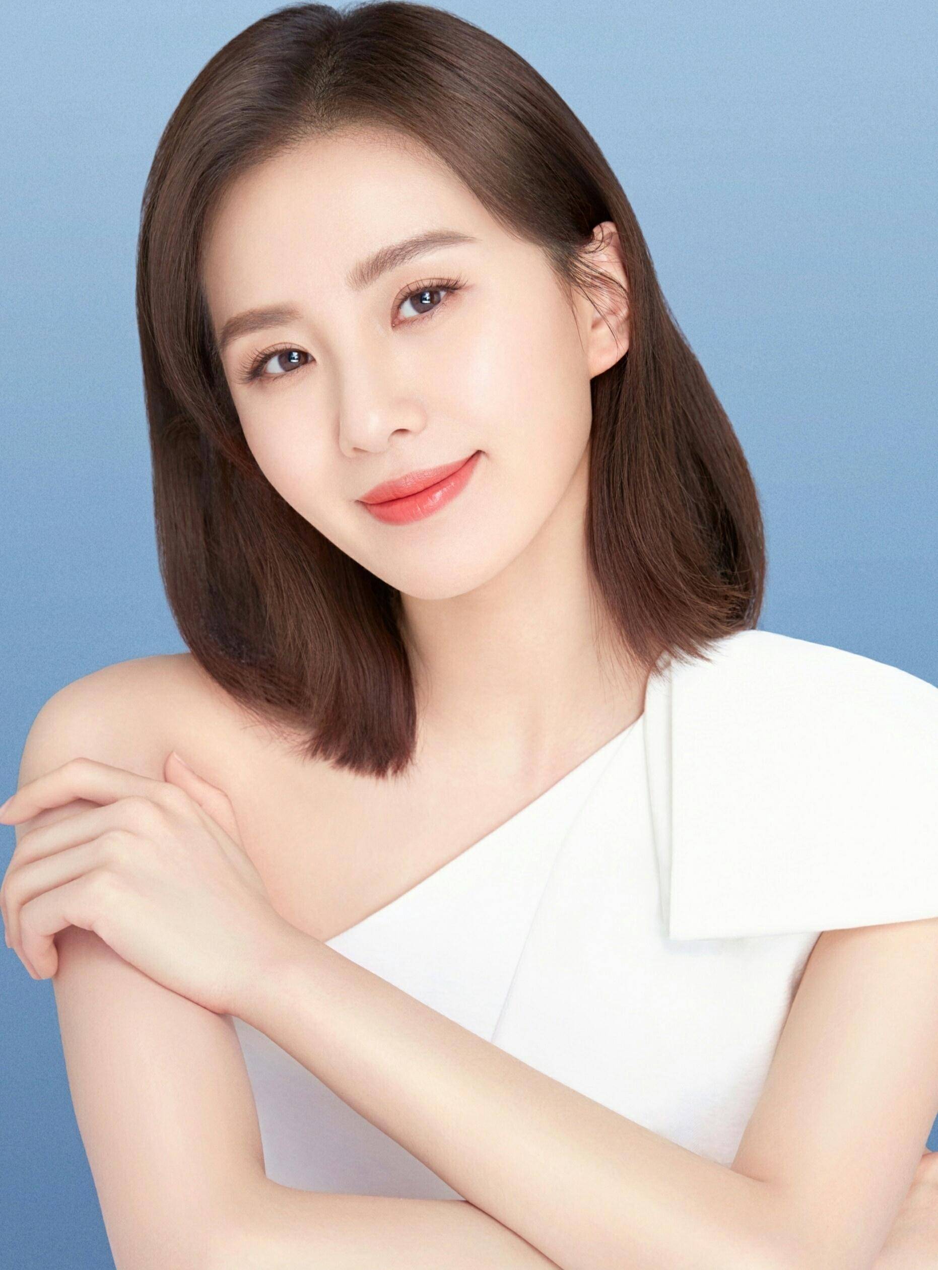 女星同天过生日:刘诗诗晒美照,闫妮晒手写信,李宇春粉丝晒慈善_营业