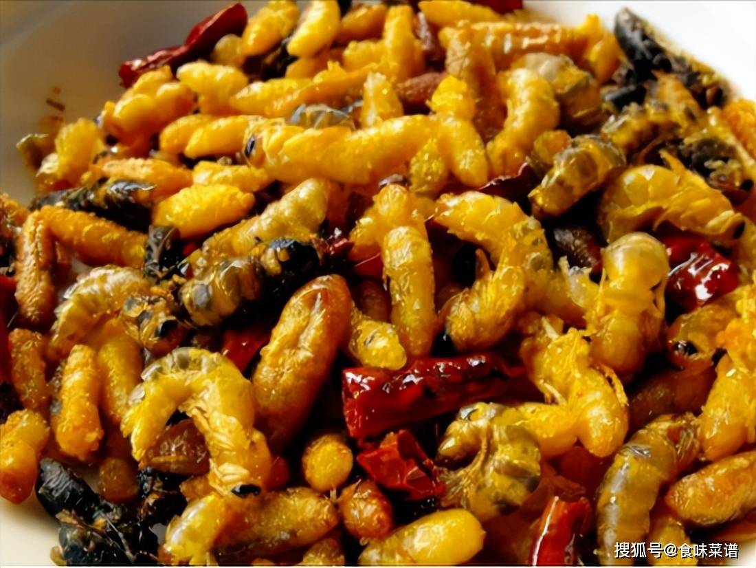 这个油炸蜂蛹就是一道来自于云南的经典美食,它是将马蜂窝中的蜂蛹,用