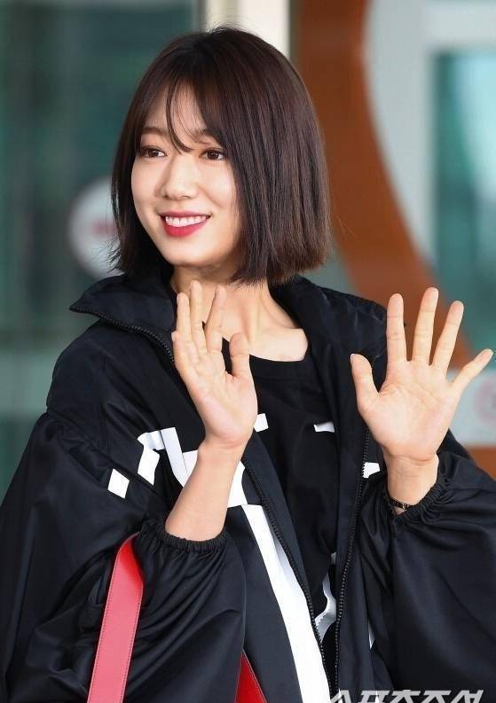 几缕刘海儿却多了一些俏皮,这样温柔俏丽的画风真是被朴信惠完美诠释