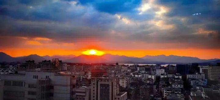 杭州夕阳又上线,雷峰夕照美出天际_太阳_小时_天空