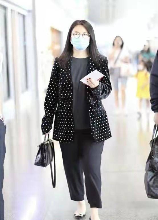 红西装配红唇真霸气,王岳伦穿条纹衫难掩大肚腩_时尚_元素_印花