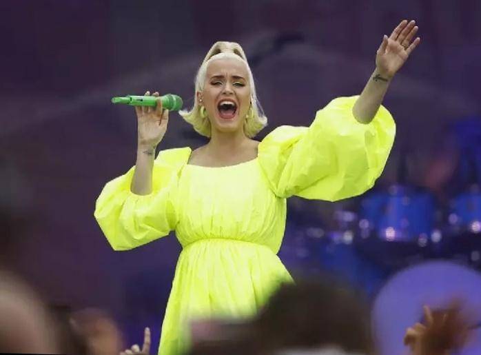 水果姐演唱会收到厕纸礼物,懵逼的表情太可爱,粉丝真逗趣_的设计_裙子