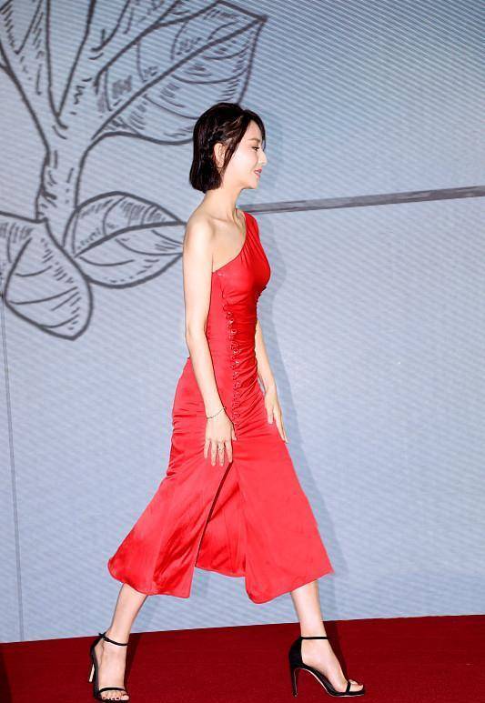 37岁佟丽娅"水蛇腰"太迷人,好身材多年不变,戚薇都赞不绝口_明星_因为