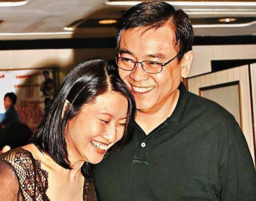 潇洒的尔冬升:曾分手张曼玉,61岁不忠诚生女,今靠犀利点评翻红_感情