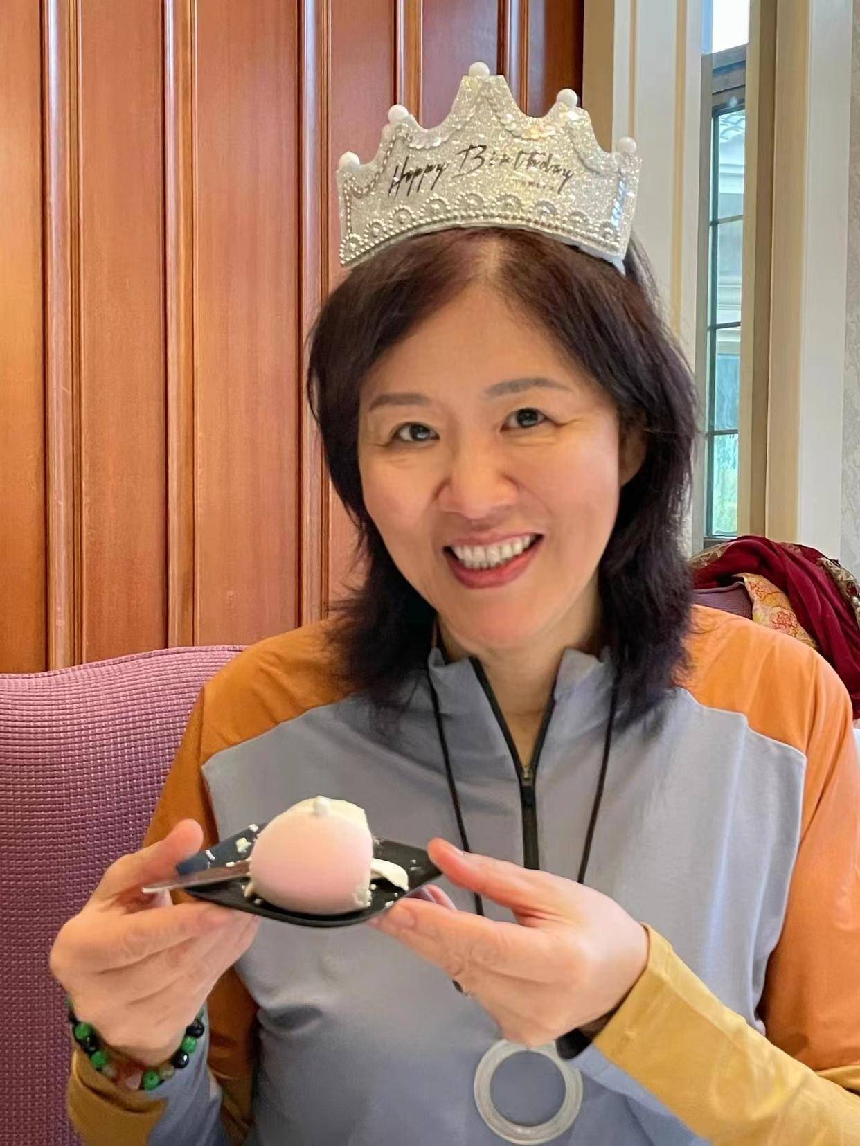 62岁郎平庆生显年轻!