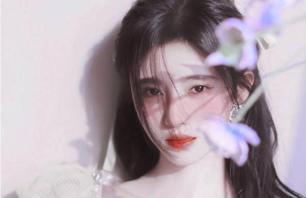 2020年,一位名叫花椰菜大王的博主在网上曝出,自己因为解析鞠婧祎妆容