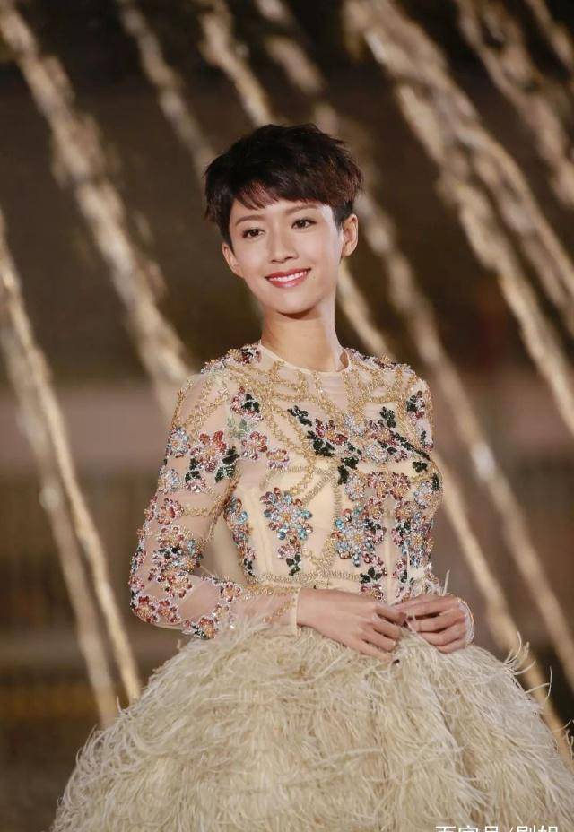 蔡思贝成功洗底,网民大赞《铁探》好靓女_sisley_造型_剧集