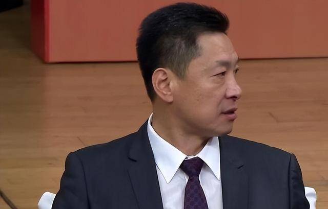 马振祥三分命中,王哲林暴扣.上半场上海队77比48领先.