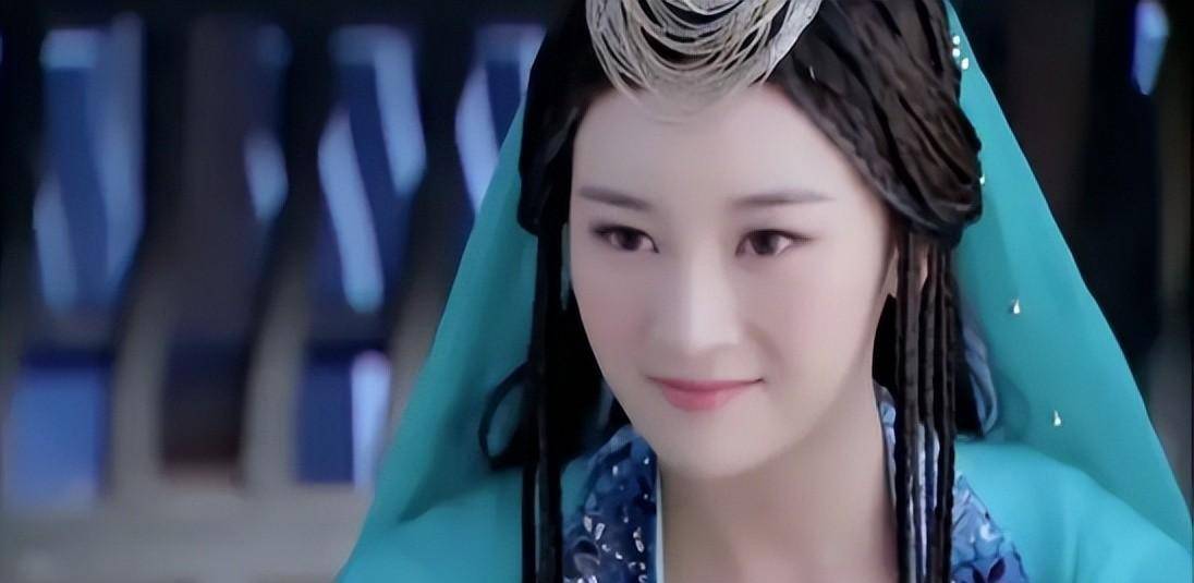 之后,在拍摄《班淑传奇》的时候,就看见她的脸有明显的变化了.