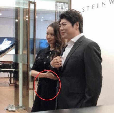 吉娜怀孕后首现身腹部已隆起,化浓妆,穿高跟鞋出镜,与郎朗当众卿卿我